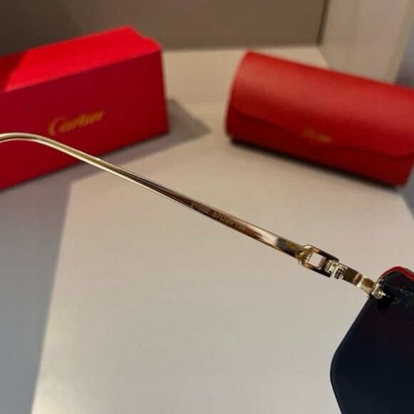 Luxury Cartier Eyewear: Black & Gold Design - Picture 4 of 6